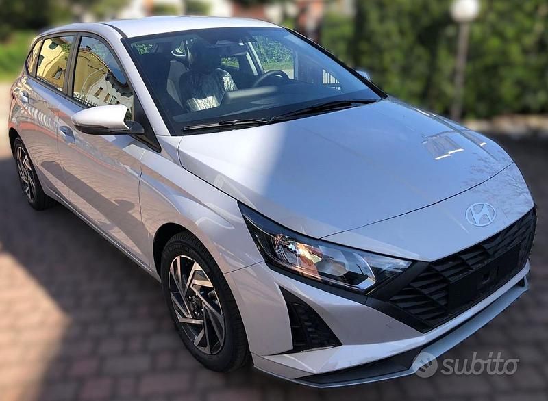 Grigio(met.) Nuova 2025 Hyundai i20 Tre volumi | 16.890 € (Buon prezzo) - Immagine 1/4