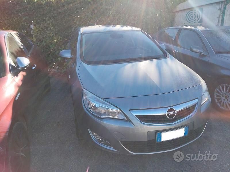 Usata Opel Astra 140 CV (102 kW) 2011 Grigio Berlina