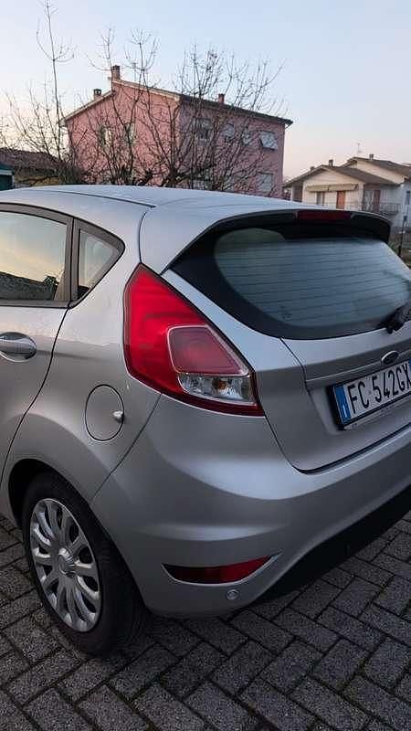 Usata Ford Fiesta 75 CV (55 kW) 2016 Argento Berlina