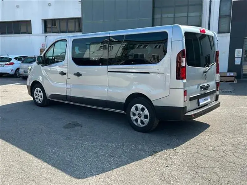 Usata Renault Trafic 150 CV (110 kW) 2024 Grigio chiaro Monovolume