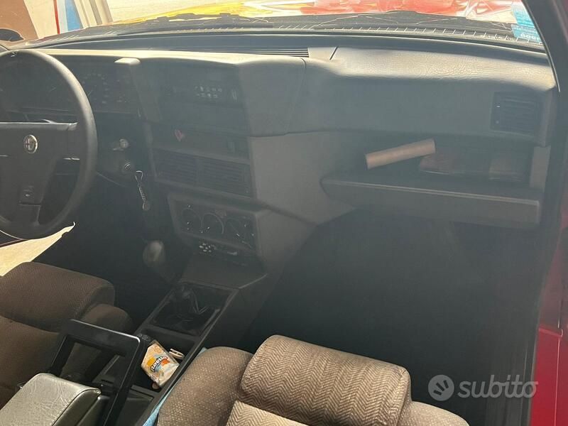 Usata Alfa Romeo 75 155 CV (114 kW) 1987 Rosso Berlina