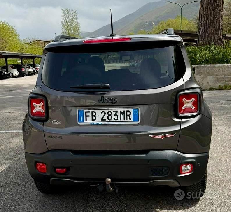Usata Jeep Renegade 170 CV (125 kW) 2015 Grigio SUV