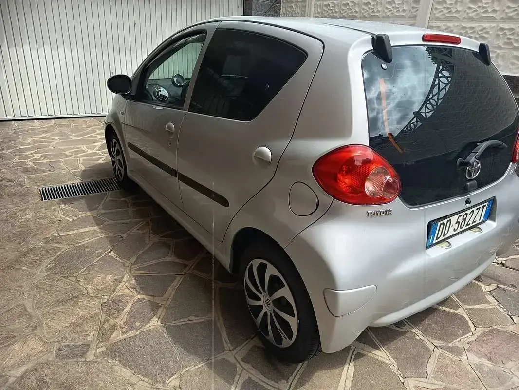 Usata Toyota Aygo 68 CV (50 kW) 2006 Grigio Utilitaria