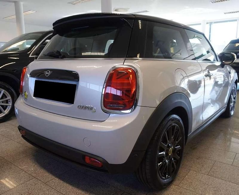 Usata Mini Cooper SE 135 kW (184 CV) 2021 White silver metallic Utilitaria