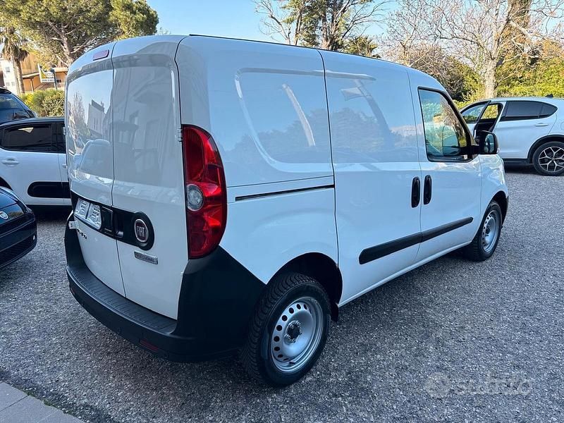 Begagnad Fiat Doblò S 105 HK (77 kW) 2022 Vit Minibuss