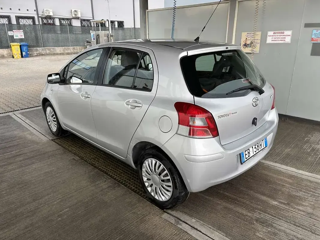 Usata Toyota Yaris Sol 101 CV (74 kW) 2010 Utilitaria