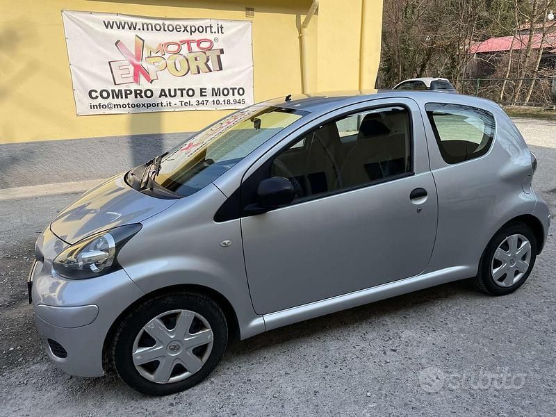 Usata Toyota Aygo Edition 68 CV (50 kW) 2010 Argento Utilitaria