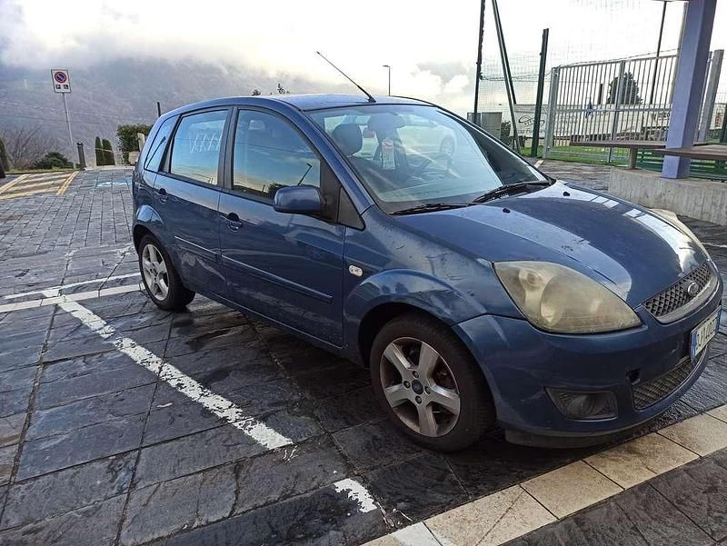 Usata Ford Fiesta Ghia 68 CV (50 kW) 2007 Blu Berlina