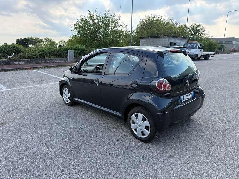 Usata Toyota Aygo Connect Style 68 CV (50 kW) 2011 Nero Utilitaria