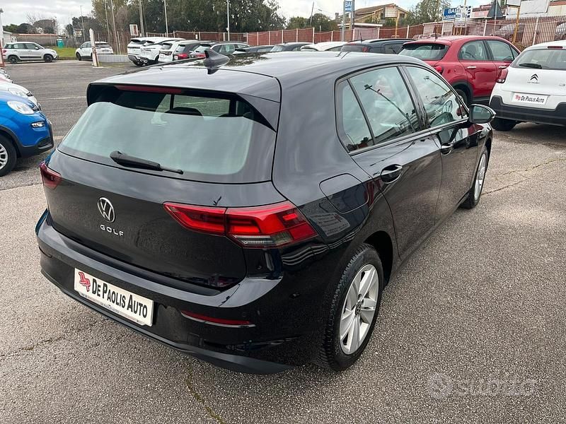 Begagnad VW Golf VIII Life 110 HK (80 kW) 2022 Svart Sedan
