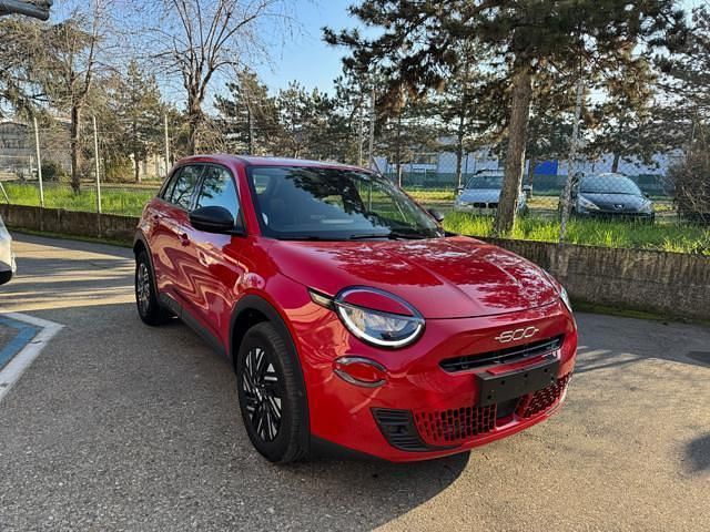 Usata Fiat 600 101 CV (74 kW) 2024 Rosso pastello SUV