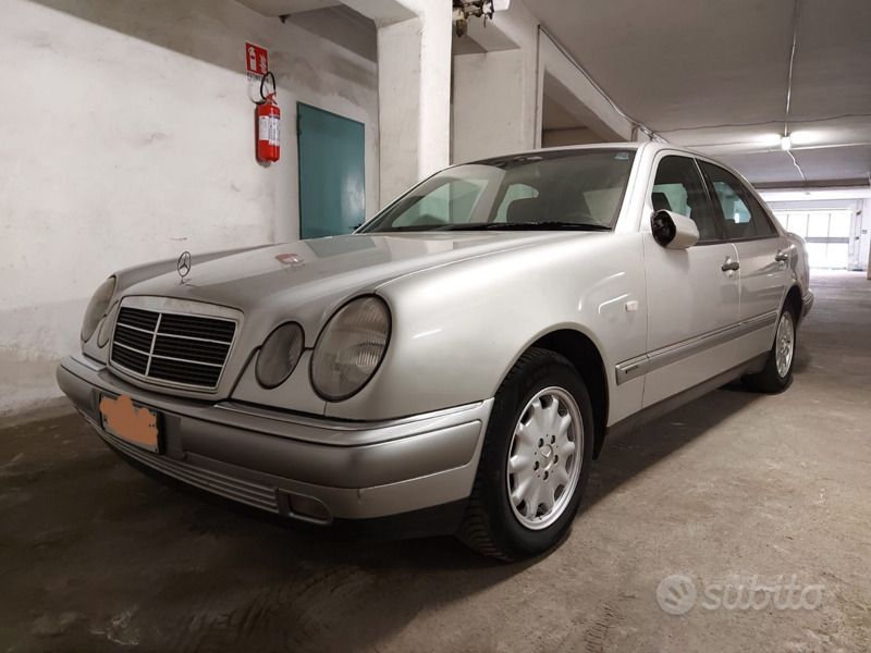 Usata 1997 Mercedes E250 Tre volumi | 4000 € - Immagine 1/3