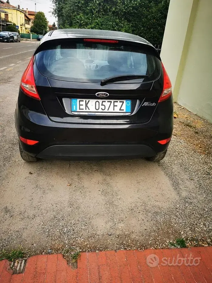 Usata Ford Fiesta 70 CV (51 kW) 2011 Nero Berlina