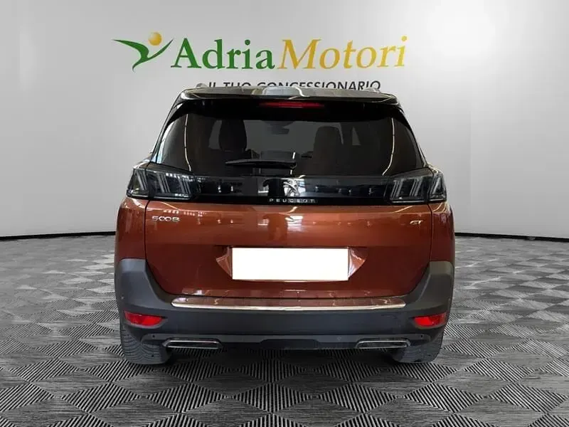 Usado Peugeot 5008 GT 177 CV (130 kW) 2022 Marrón SUV