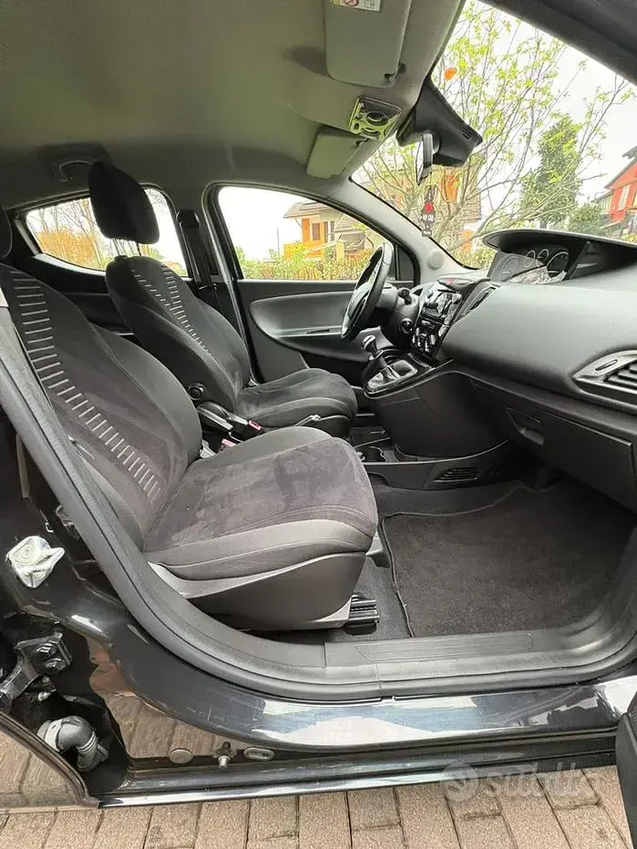 Begagnad Lancia Ypsilon 69 HK (50 kW) 2011 Svart Halvkombi