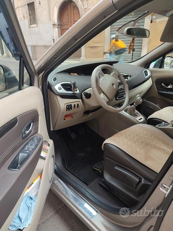 Usata Renault Scénic III Dynamique 110 CV (80 kW) 2010 Grigio Monovolume