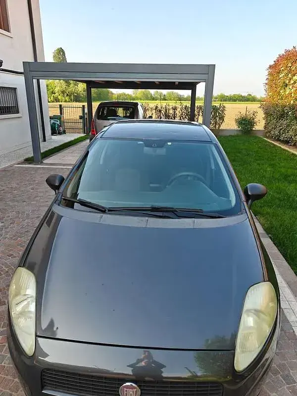 Usata Fiat Grande Punto Dynamic 77 CV (56 kW) 2010 Grigio Utilitaria