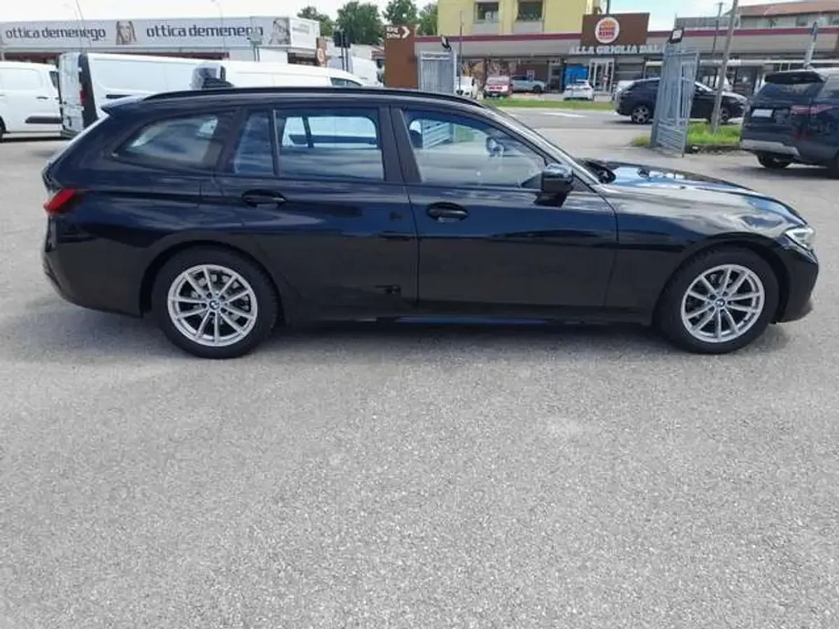 Usata BMW 318 Advantage 150 CV (110 kW) 2022 Black sapphire metallizzato Station wagon