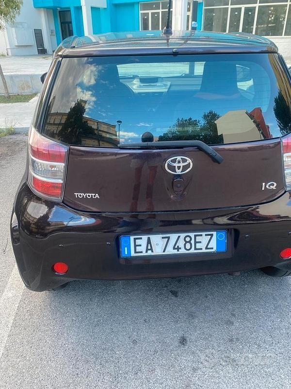 Usata Toyota iQ 98 CV (72 kW) 2010 Marrone Utilitaria