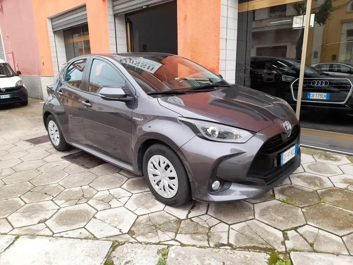 Usata Toyota Yaris Hybrid Business Edition 92 CV (67 kW) 2021 Grigio Berlina