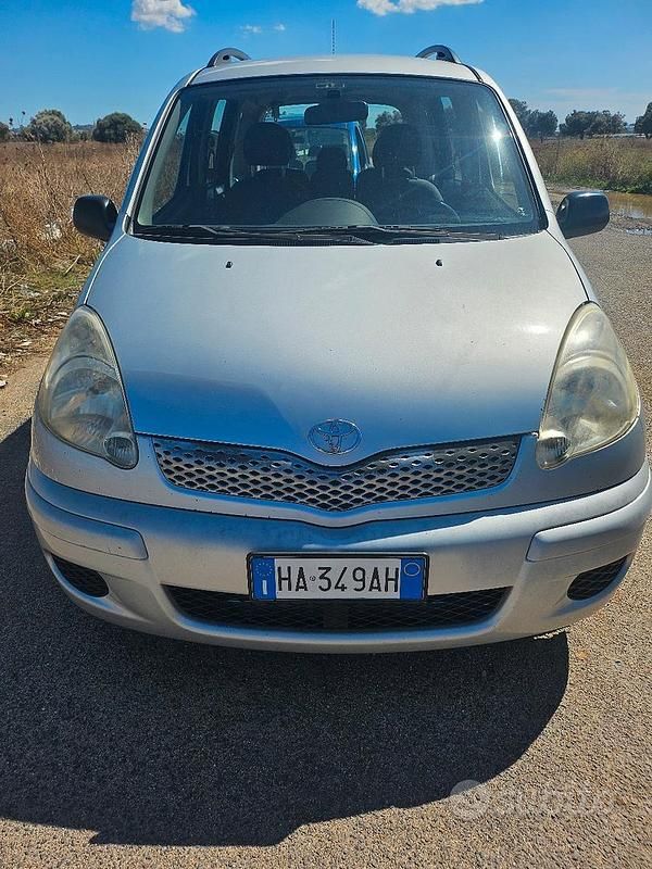 Usata Toyota Yaris 75 CV (55 kW) 2003 Grigio Station wagon