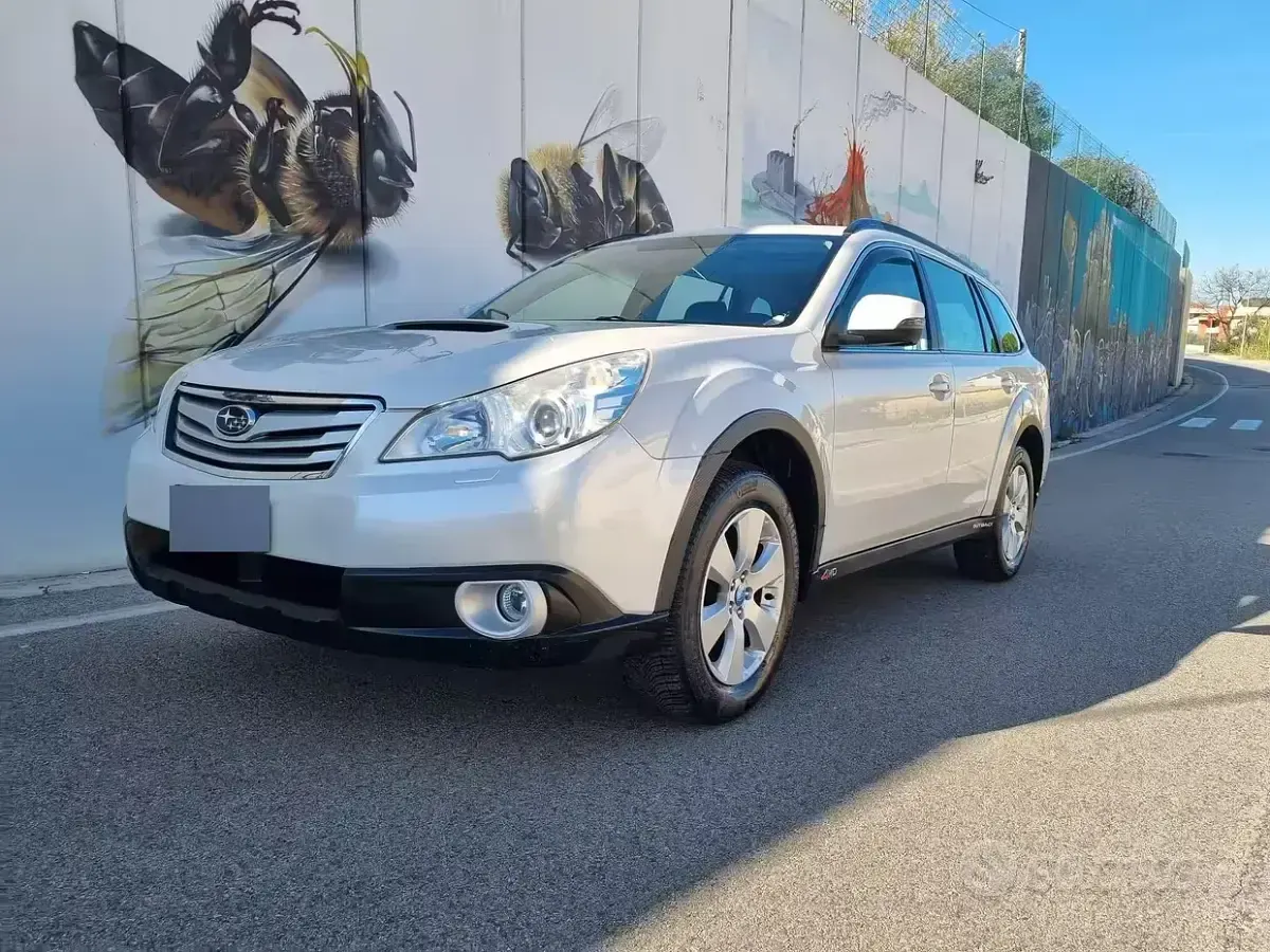 Usata Subaru Outback 150 CV (110 kW) 2012 Bianco Station wagon