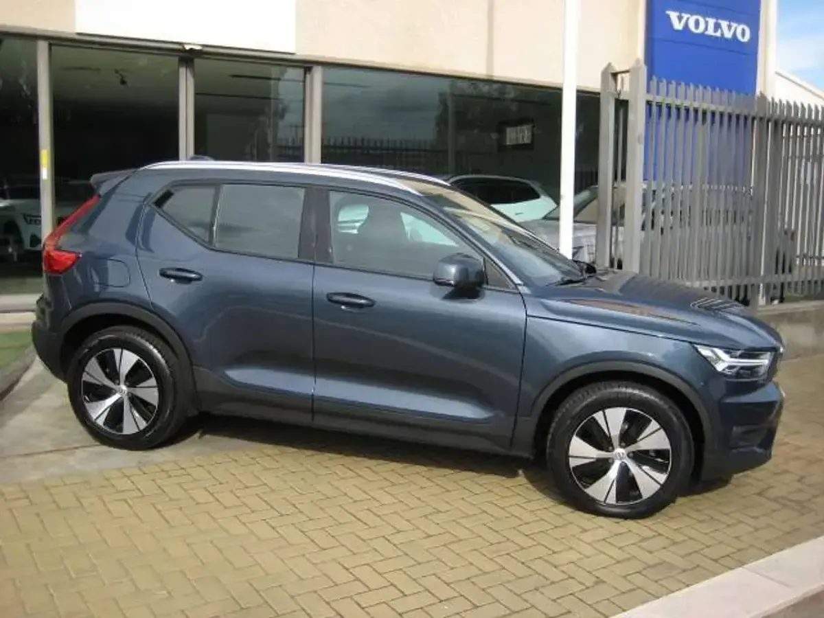 Usata Volvo XC40 Momentum 150 CV (110 kW) 2020 Denim blue (metallizzato) SUV