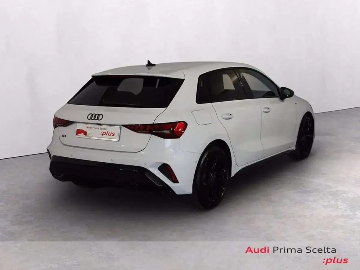 Usata Audi A3 S-Line 150 CV (110 kW) 2025 Bianco ghiacciaio metallizzato Berlina