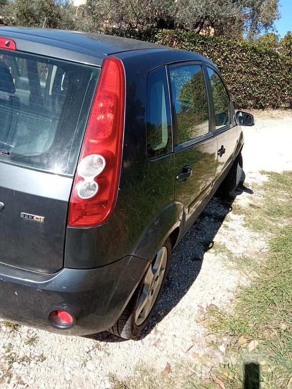 Usata Ford Fiesta 73 CV (53 kW) 2007 Grigio Utilitaria