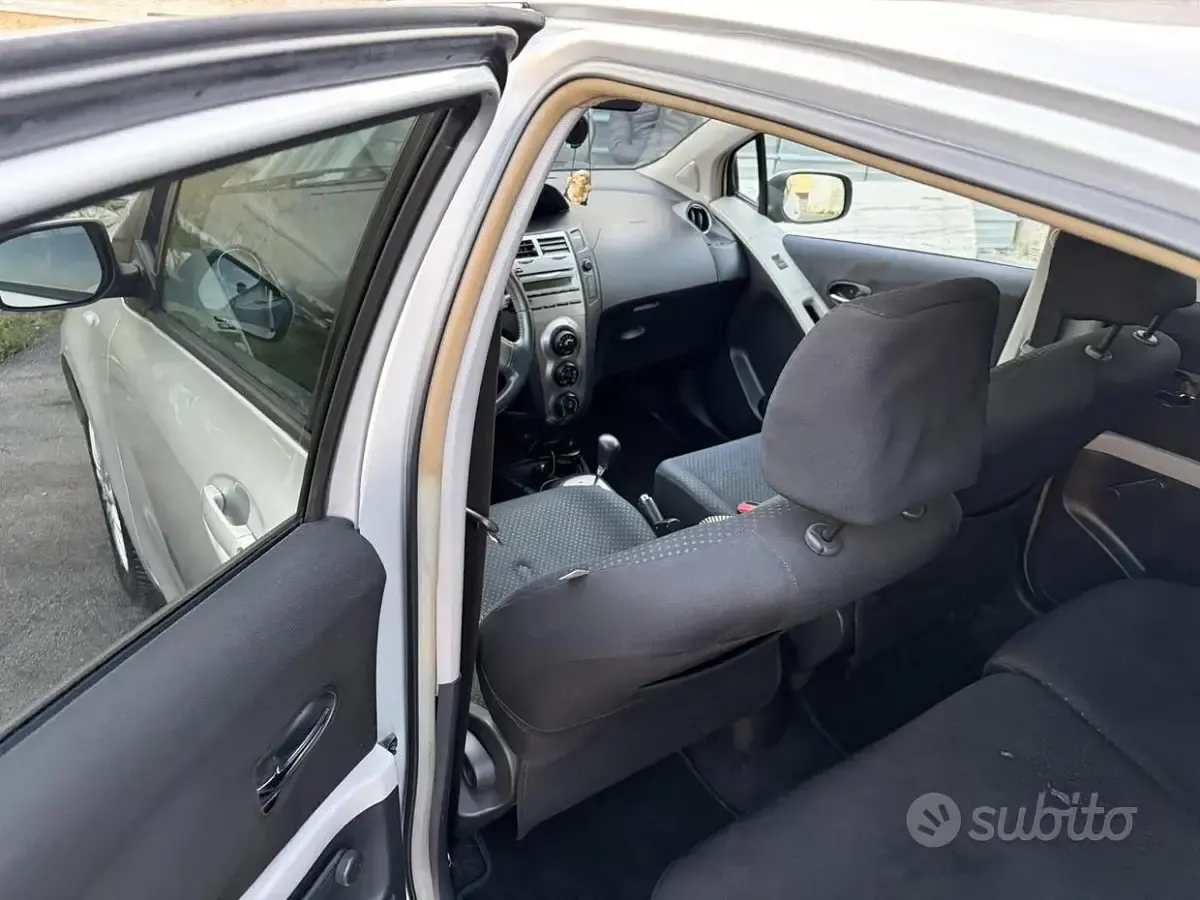 Usata Toyota Yaris 100 CV (73 kW) 2009 Grigio Utilitaria