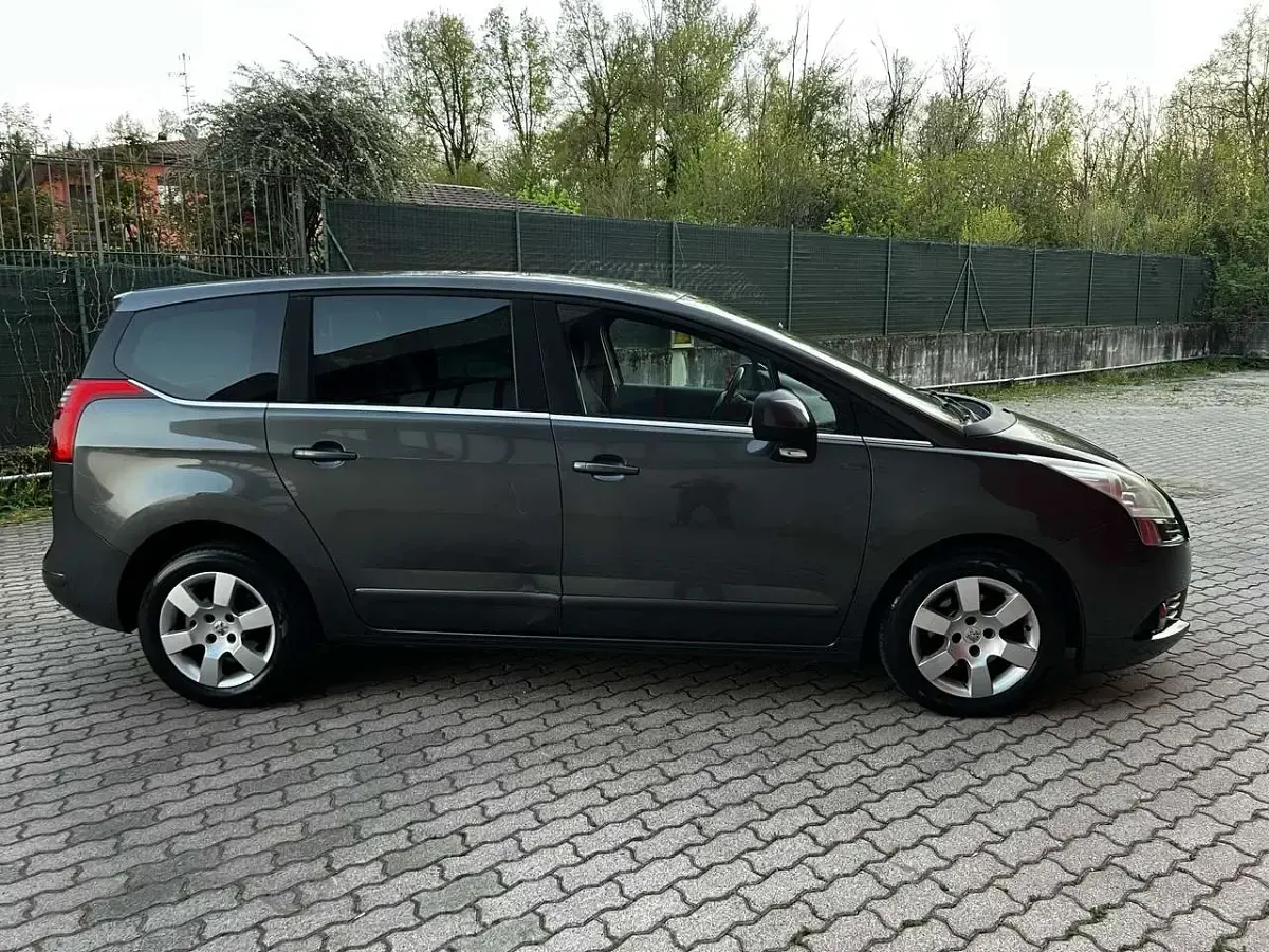 Usata Peugeot 5008 114 CV (83 kW) 2013 Grigio Monovolume