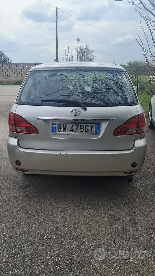Usata Toyota Avensis Verso 116 CV (85 kW) 2001 Grigio Monovolume