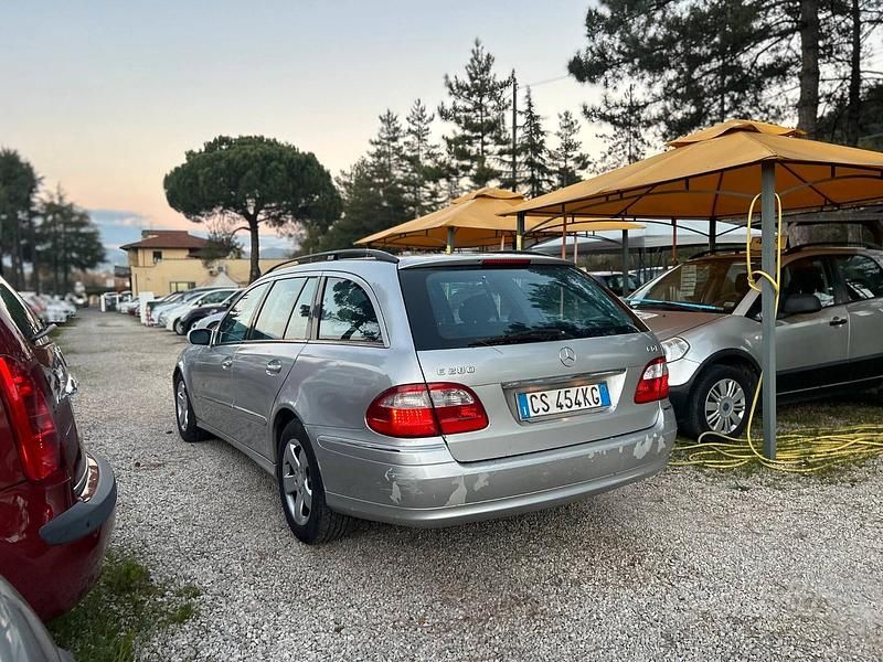 Usata Mercedes E280 Avantgarde 177 CV (130 kW) 2005 Gray Berlina