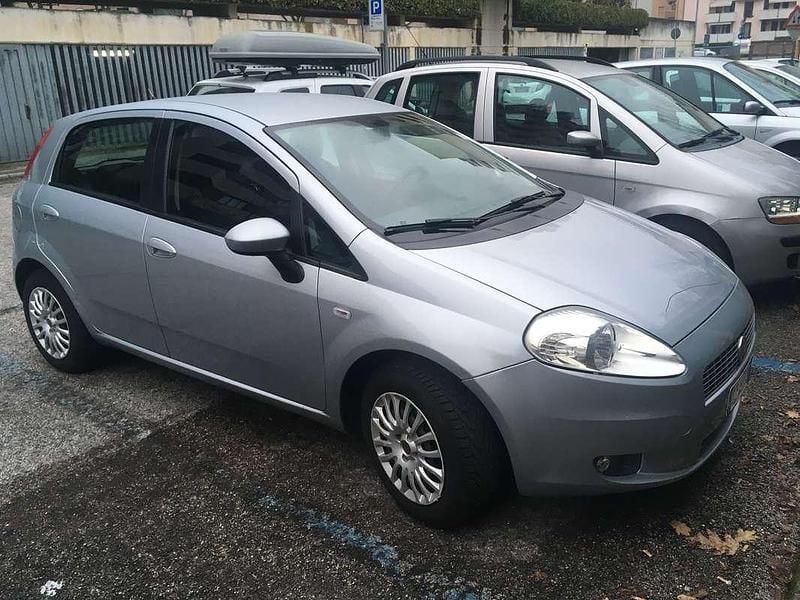 Argento Usata 2009 Fiat Punto Classica Tre volumi | 2500 € (Buon prezzo) - Immagine 1/4
