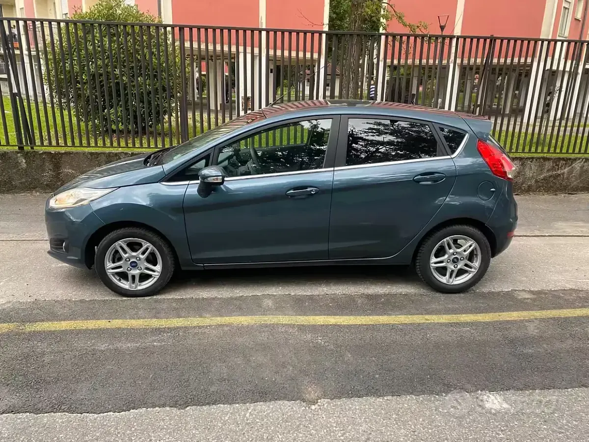 Usata Ford Fiesta 95 CV (69 kW) 2015 Blu Utilitaria