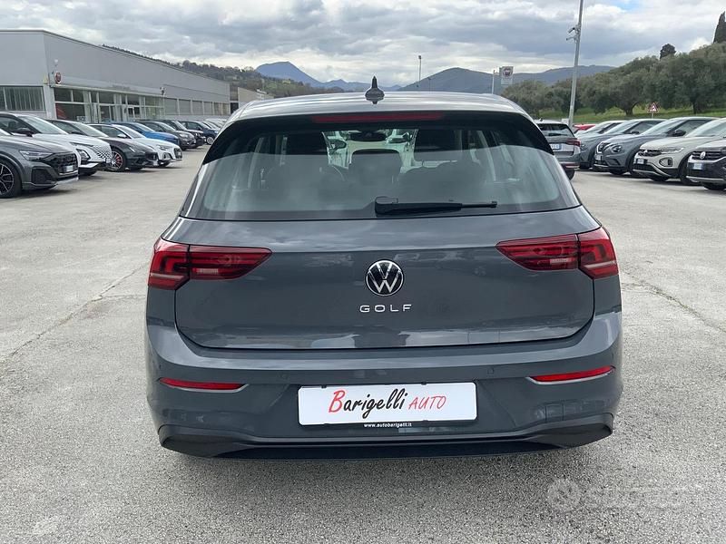 Usata VW Golf VIII Life 116 CV (85 kW) 2025 Grigio Berlina
