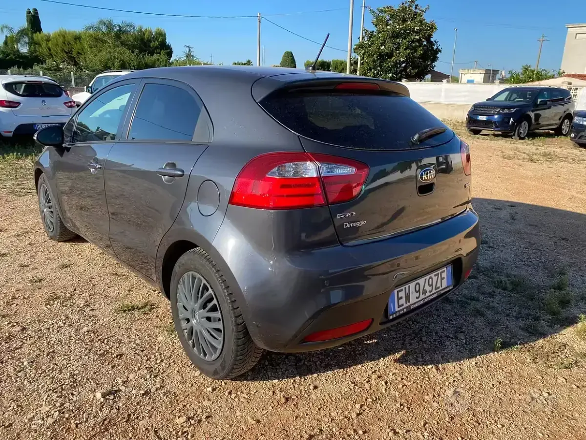 Usata Kia Rio 90 CV (66 kW) 2014 Grigio Berlina