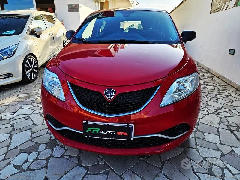 Usata Lancia Ypsilon Gold 69 CV (50 kW) 2016 Rosso Utilitaria