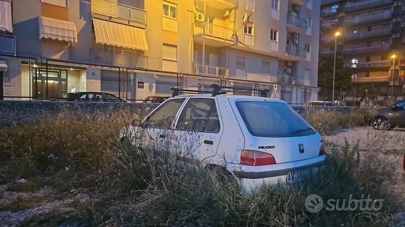 Usata Peugeot 106 50 CV (36 kW) 1998 Bianco Utilitaria