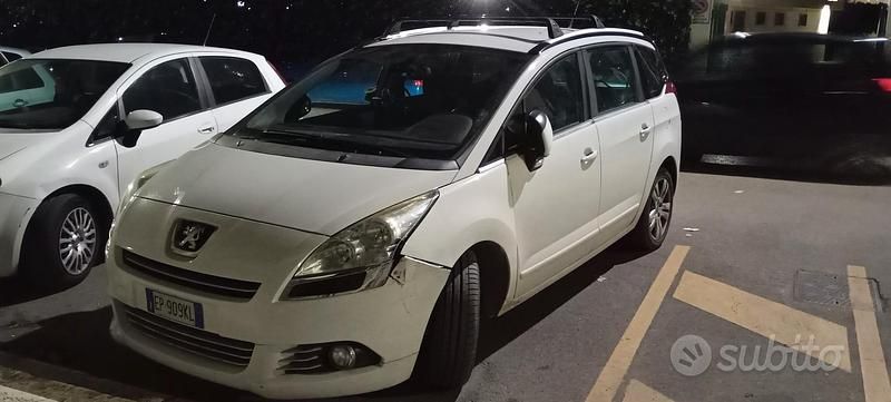 Usado Peugeot 5008 112 CV (82 kW) 2013 Blanco Monovolumen
