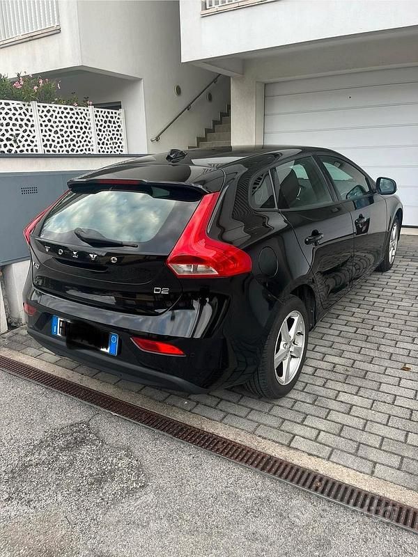 Usata Volvo V40 120 CV (88 kW) 2017 Nero Station wagon