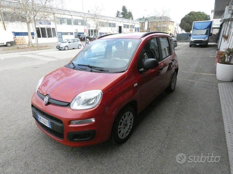 Usata Fiat Panda Lounge 69 CV (50 kW) 2012 Rosso Utilitaria