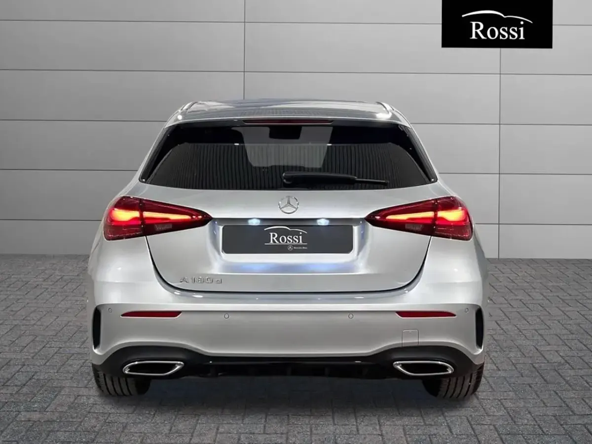Nuova Mercedes A180 116 CV (85 kW) 2025 Grigio montagna Berlina