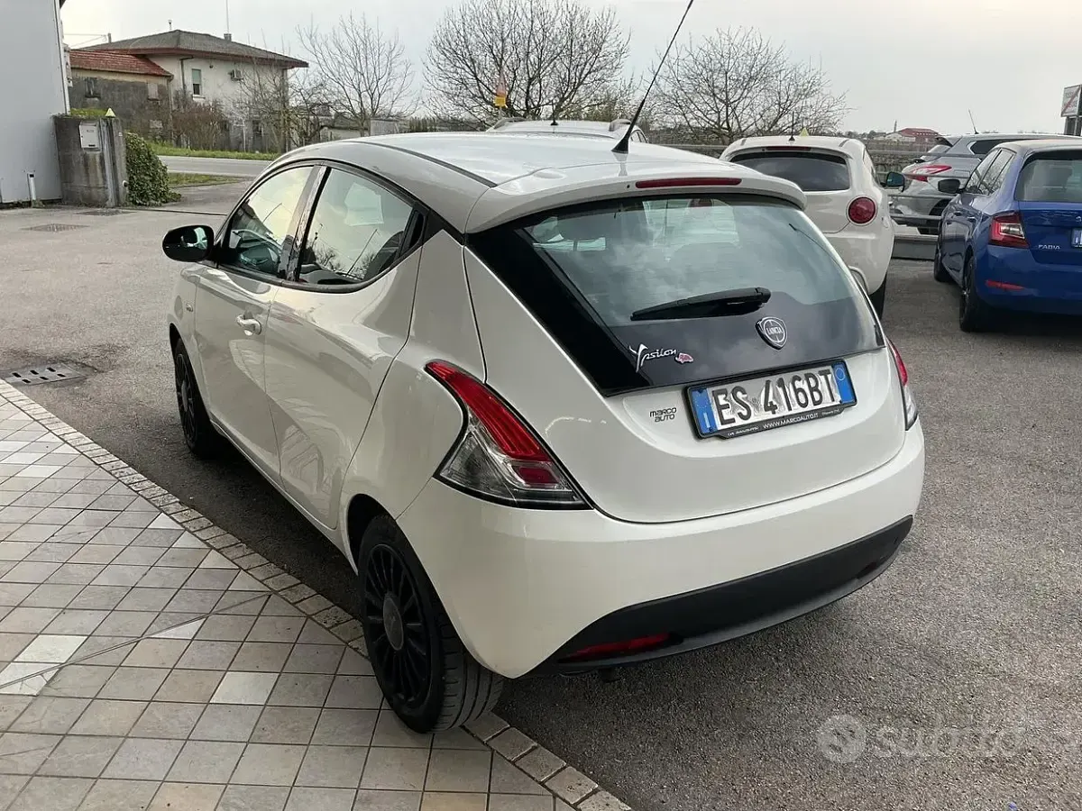 Usata Lancia Ypsilon 69 CV (50 kW) 2013 Bianco Utilitaria