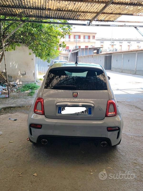 Grigio Usata 2022 Abarth 500 Due volumi | 18.999 € (Buon prezzo) - Immagine 1/4
