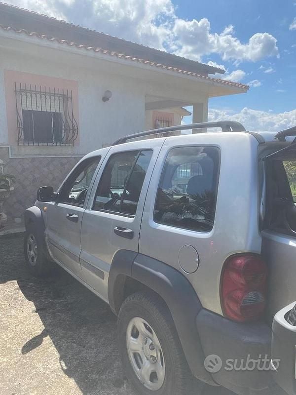 Usata Jeep Cherokee 143 CV (105 kW) 2002 Grigio SUV
