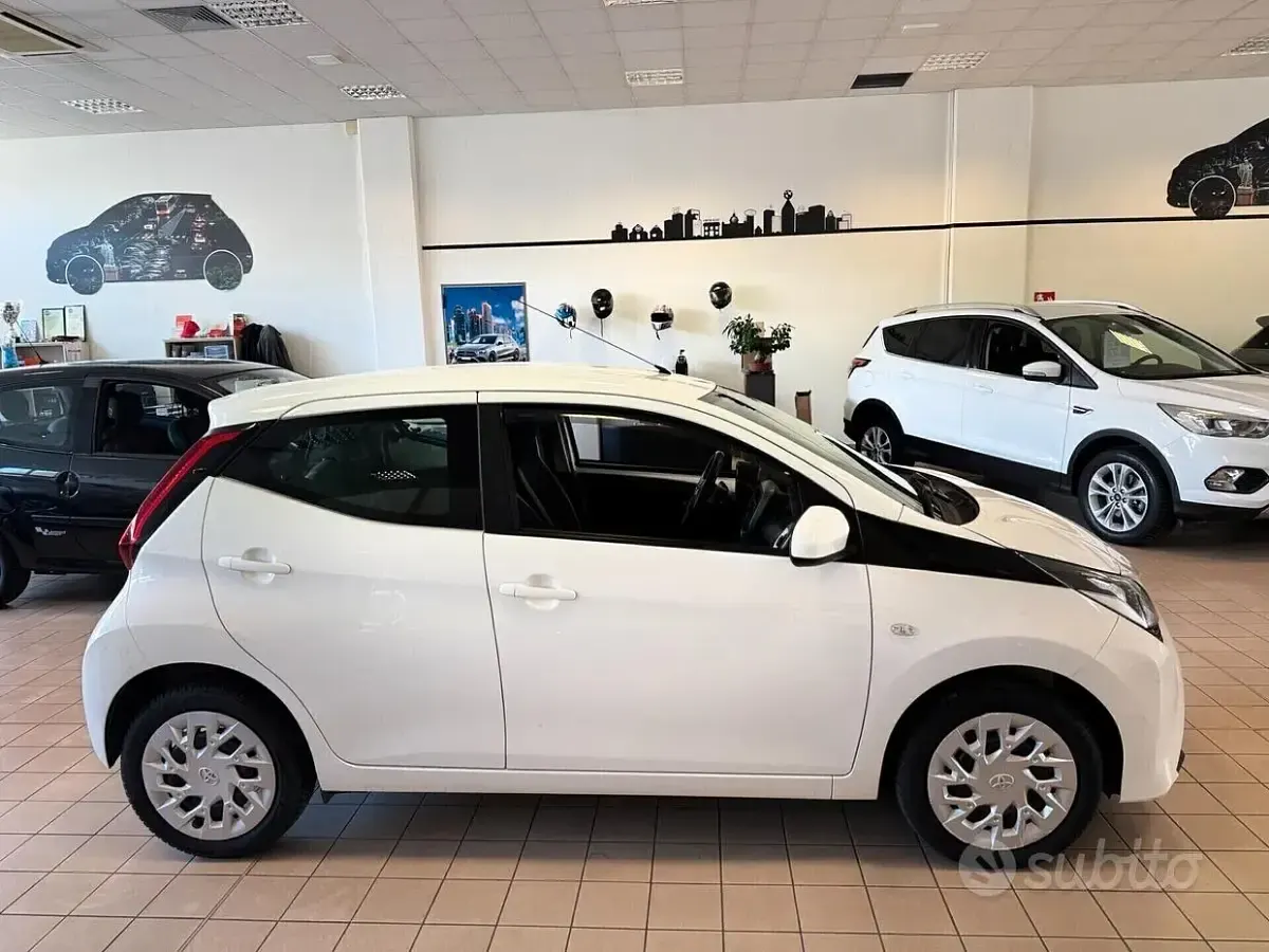 Begagnad Toyota Aygo X-cite 72 HK (52 kW) 2018 Vit Halvkombi