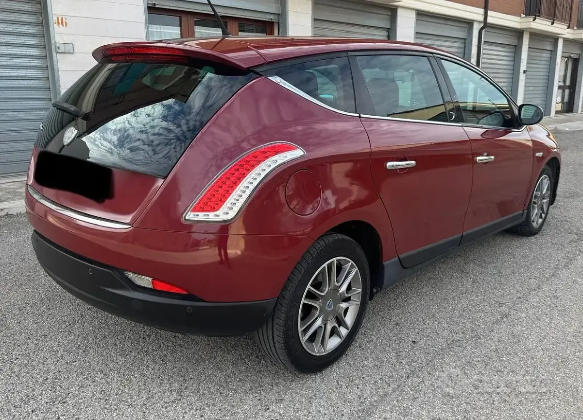 Usata Lancia Delta Gold 120 CV (88 kW) 2011 Rosso Utilitaria