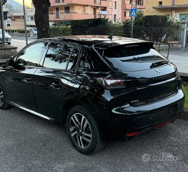 Usata Peugeot 208 Allure 100 CV (73 kW) 2022 Nero Utilitaria