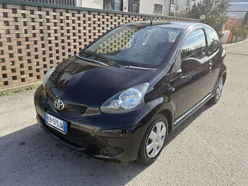 Usata Toyota Aygo Sol 68 CV (50 kW) 2010 Nero Utilitaria